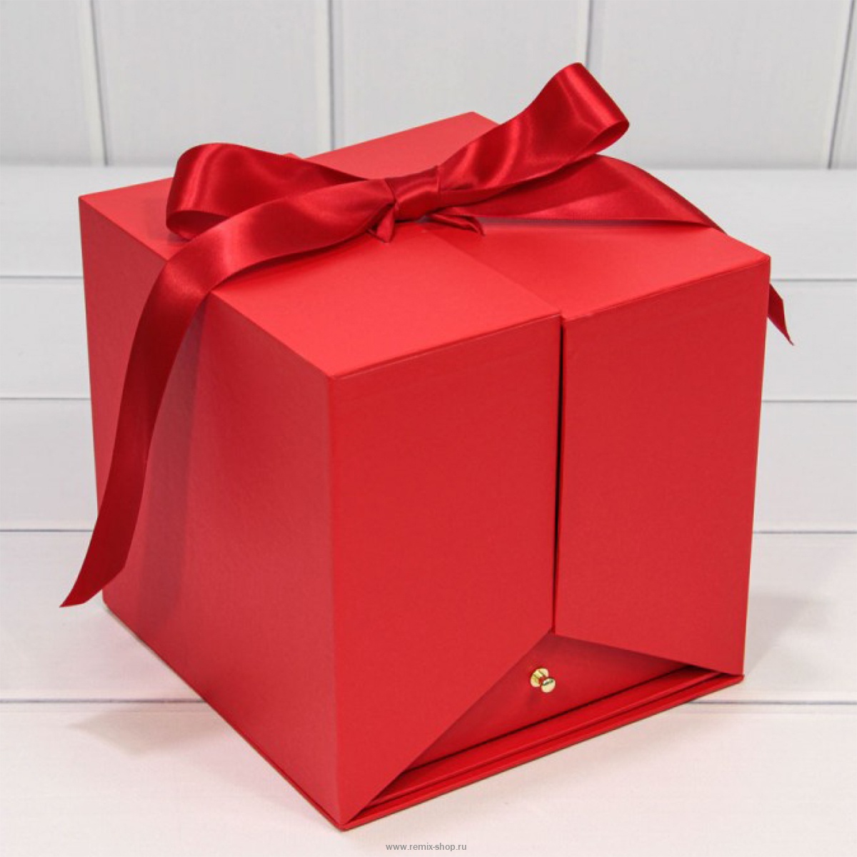 Cube 18. Подарочная коробка красная. Коробка-куб. Квадратный подарок. Коробка куб сюрприз.